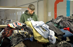 Mike van der Meulen sorteert kleding.© Omroep Gelderland